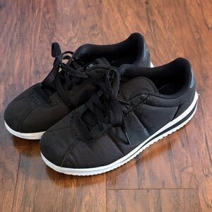 Nike Black Low-Top Lace-Up Sneakers with White Sole 4.5 Youth